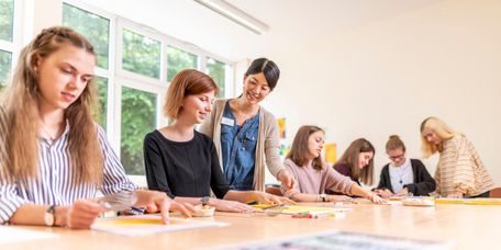 Jugendliche Patientinnen bei der Therapie Jugendliche Patientinnen zeichnen und basteln in der Kunsttherapie