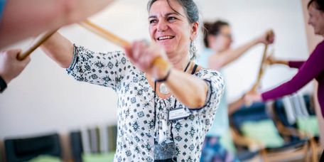 Patienten trainieren in der Tanztherapie mit Stöcken