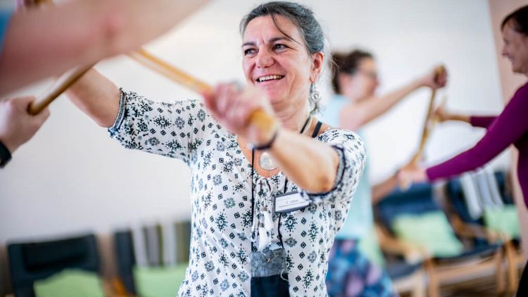 Patienten trainieren in der Tanztherapie mit Stöcken