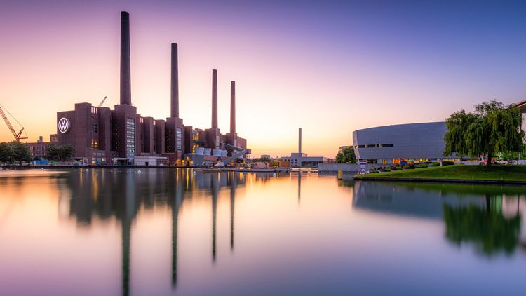 VW-Farbik in Wolfsburg in der Dämmerung