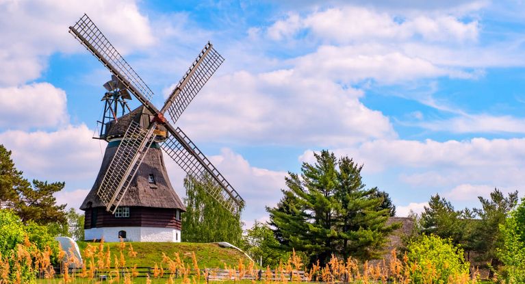 Historische Windmühle in Gifhorn im Sommer