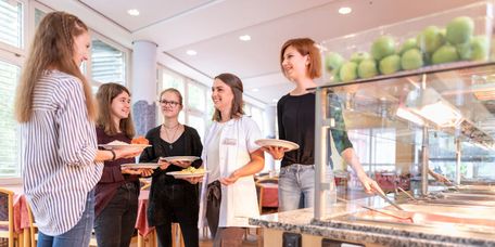 Junge Patientinnen bei der Ernährungsberatung Junge Patientinnen suchen sich Essen aus in der Cafeteria