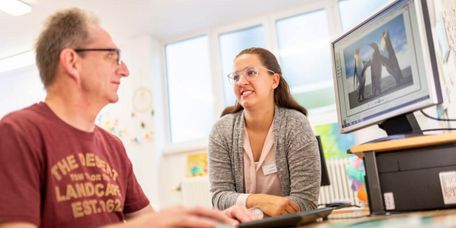 Patient macht Übungen am PC beim Gehirnleistungstraining