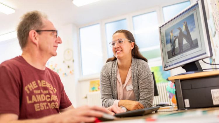 Patient macht Übungen am PC beim Gehirnleistungstraining