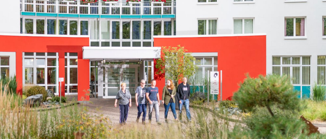 Patienten vor dem Eingang der MEDICLIN Seepark Klinik