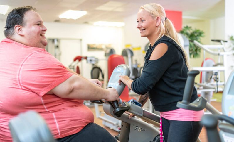 Adipöser Patient bei der Sporttherapie