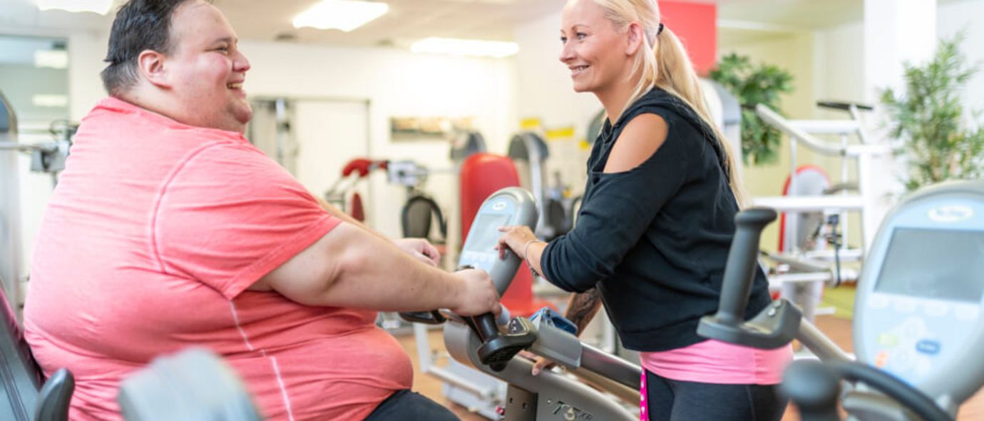 Adipöser Patient bei der Sporttherapie