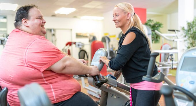 Adipöser Patient bei der Sporttherapie