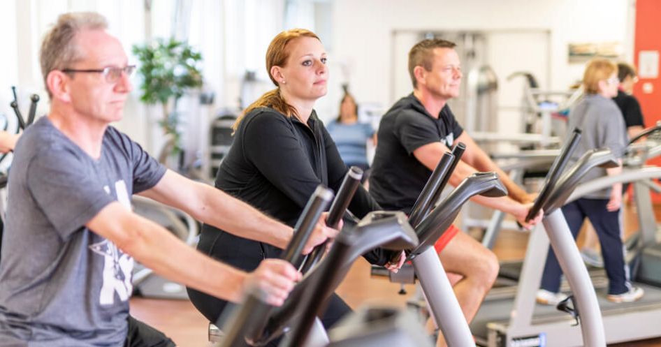 Patienten beim Ergometertraining Patienten trainieren auf Ergometern
