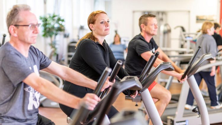 Patienten trainieren auf Ergometern