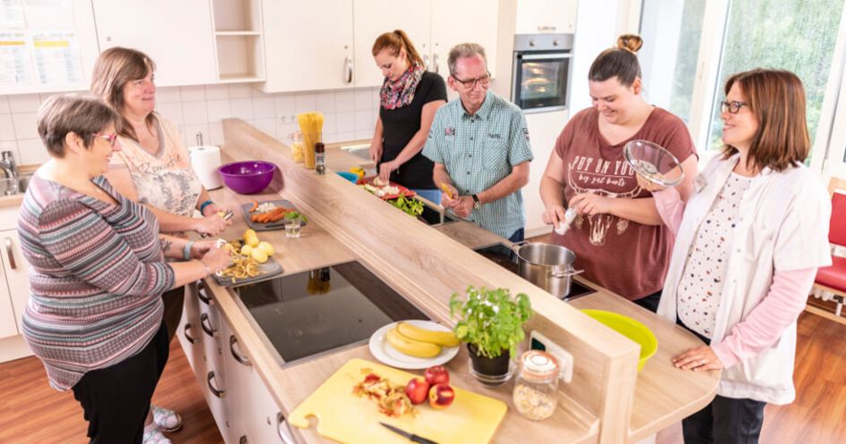Patienten kochen gemeinsam in der Lehrküche