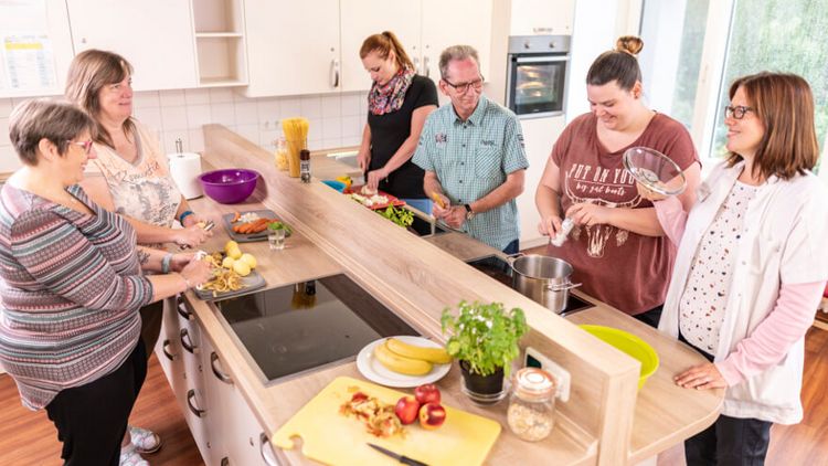 Patienten kochen gemeinsam in der Lehrküche