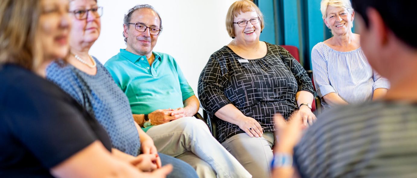 Psychotherapeutin spricht mit Patienten in der Gruppenthreapie