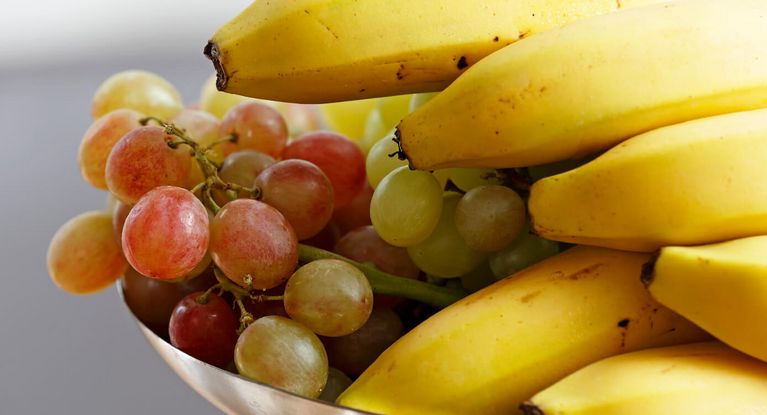 Banenen und Weintrauben in einer Schale