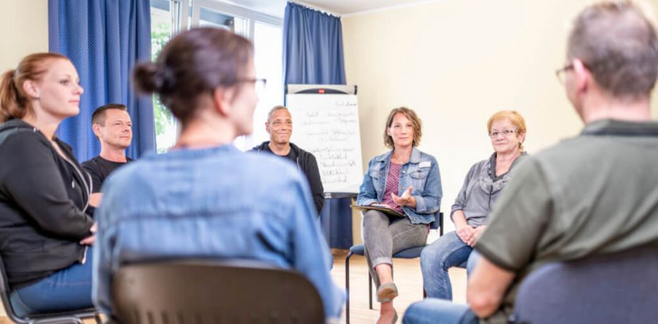 Patienten tauschen sich in der psychotherapeutischen Gruppe aus