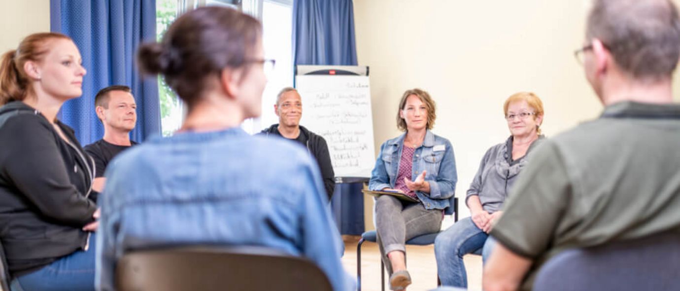 Patienten tauschen sich in der psychotherapeutischen Gruppe aus