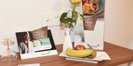 Tisch mit Obst und Blumen im Wahlleistungszimmer der MEDICLIN Seepark Klinik