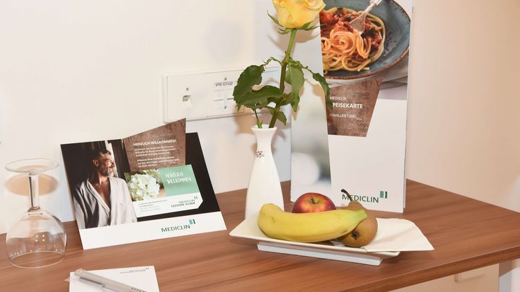 Tisch mit Obst und Blumen im Wahlleistungszimmer der MEDICLIN Seepark Klinik