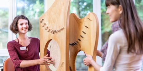 Patienten spielt Harfe in der Musiktherapie