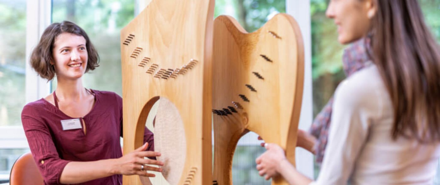 Patienten spielt Harfe in der Musiktherapie