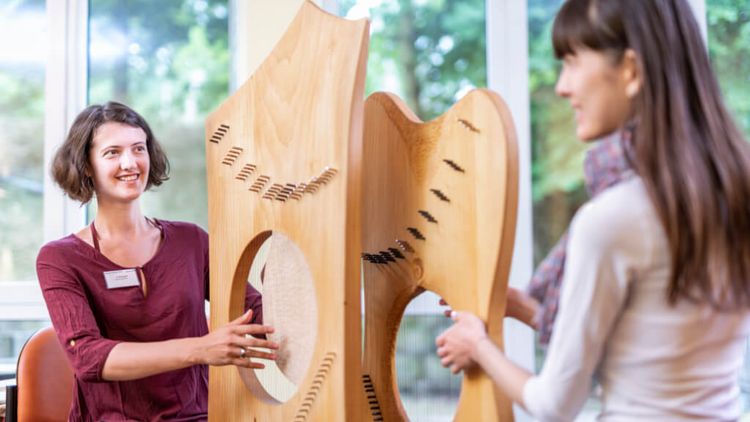 Patienten spielt Harfe in der Musiktherapie