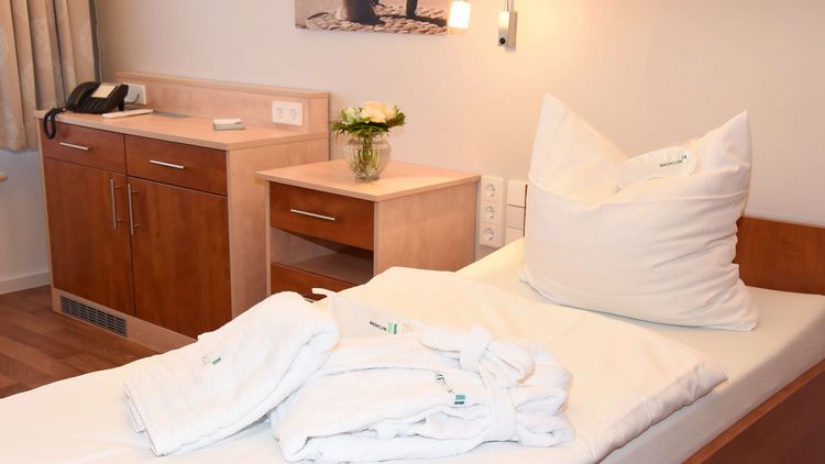Bett und Nachttisch im Wahlleistungszimmer der MEDICLIN Seepark Klinik