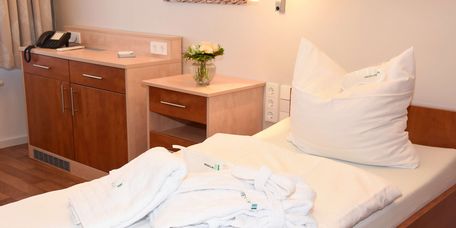 Bett und Nachttisch im Wahlleistungszimmer der MEDICLIN Seepark Klinik