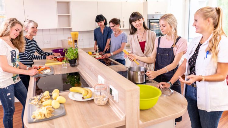 Patientinnen kochen gemeinsam in der Lehrküche