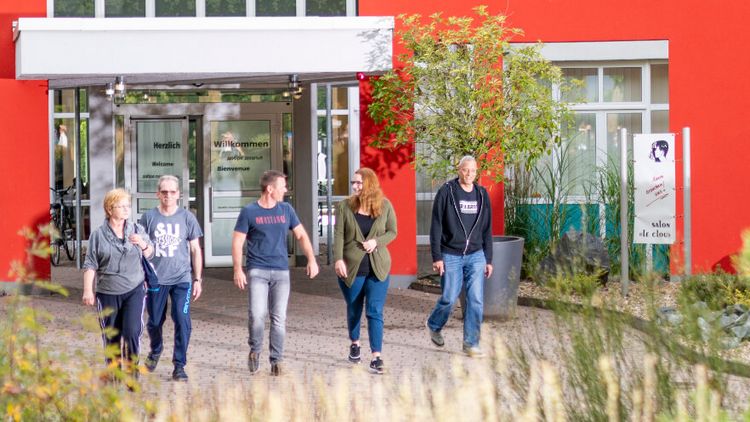 Patienten vor dem Eingang der MEDICLIN Seepark Klinik