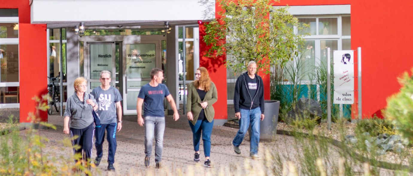 Patienten vor dem Eingang der MEDICLIN Seepark Klinik