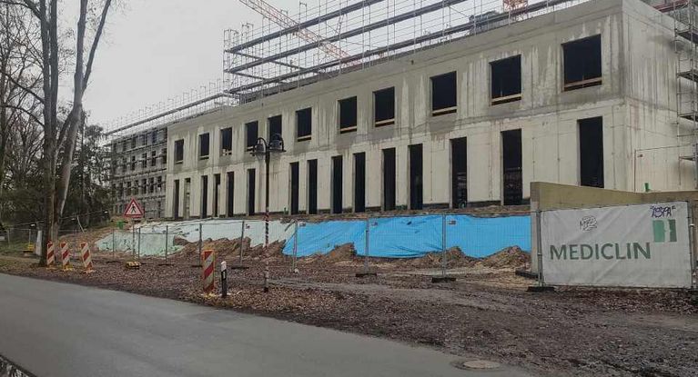 Außenansicht Richtfest Neubau Akutpsychosomatik Bad Bodenteich