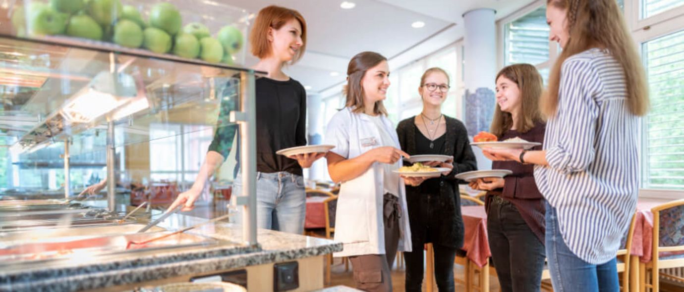 Patienten beim gemeinsamen Essen