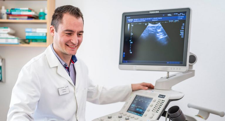 Arzt führt Ultraschall an Patientin durch
