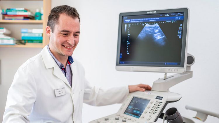 Arzt führt Ultraschall an Patientin durch