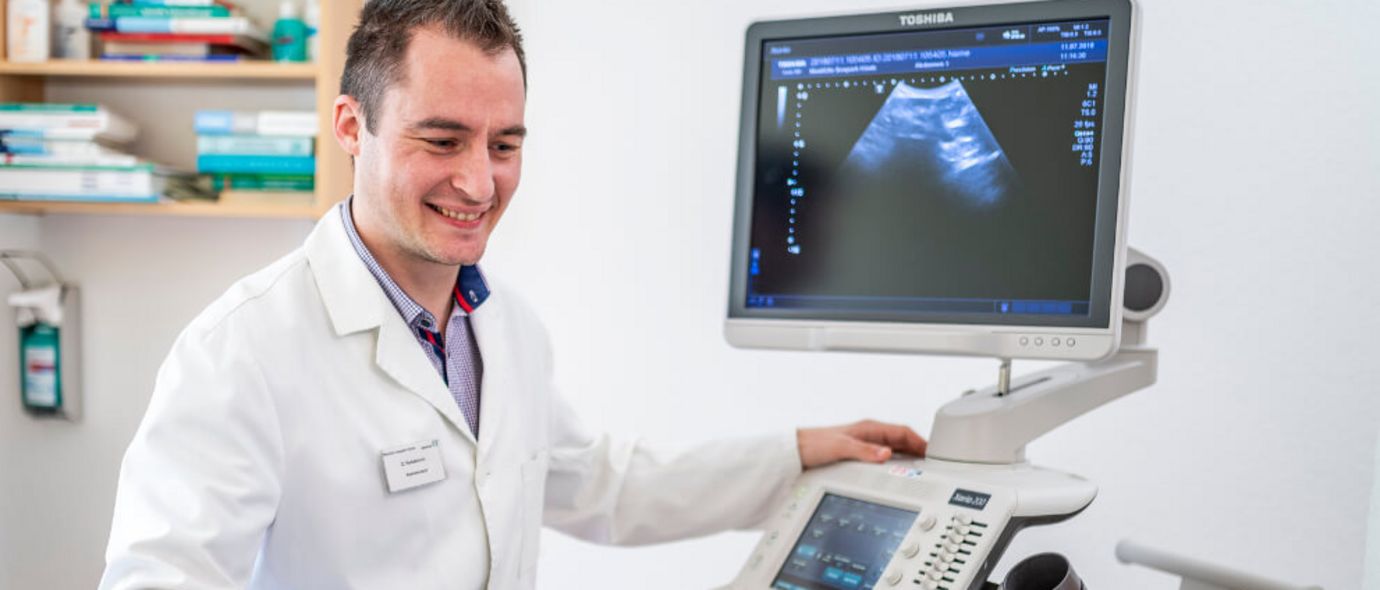 Arzt führt Ultraschall an Patientin durch