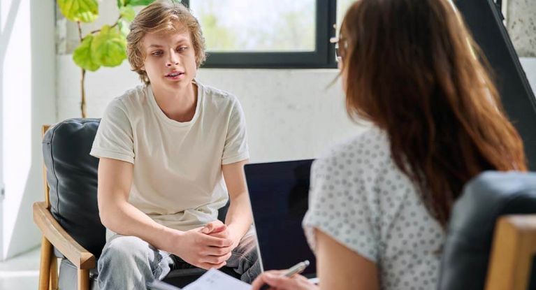 Teenager im Gespräch mit einer Psychotherapeutin