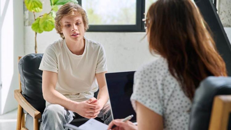 Teenager im Gespräch mit einer Psychotherapeutin