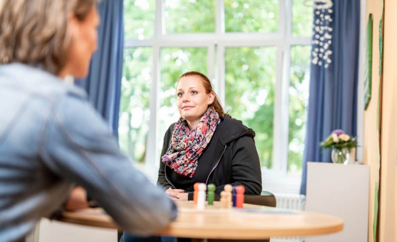 Psychotherapeutin spricht mit Patientin