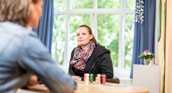 Psychotherapeutin spricht mit Patientin