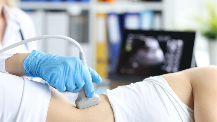 Arzt untersucht die Niere einer Patientin mit Ultraschall