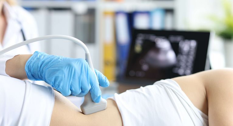 Arzt untersucht die Niere einer Patientin mit Ultraschall
