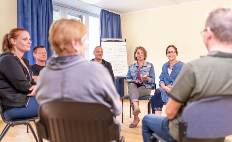 Patienten tauschen sich in der Gruppe aus