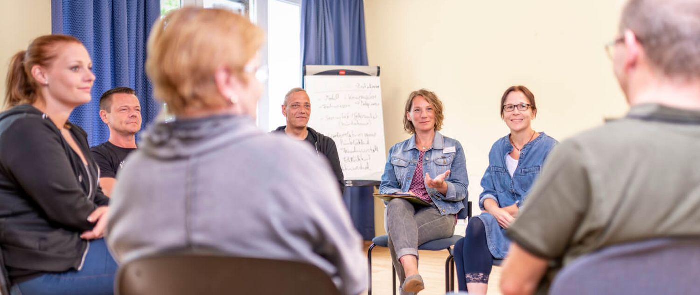 Patienten tauschen sich in der Gruppe aus