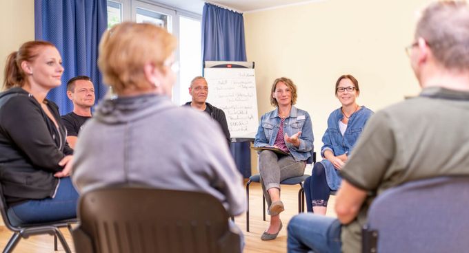 Patienten tauschen sich in der Gruppe aus
