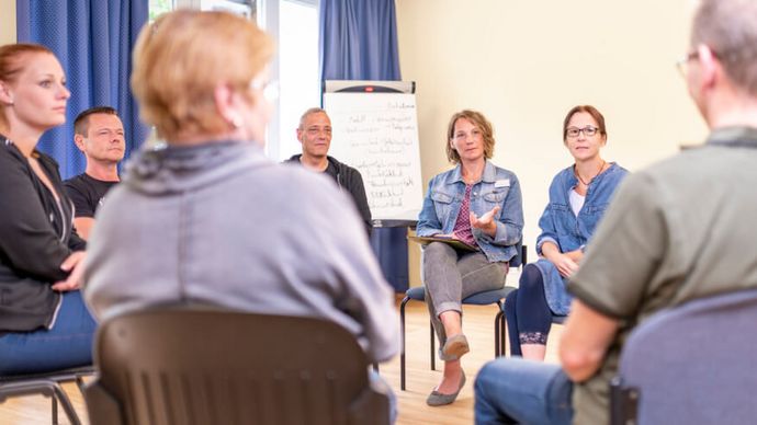 Patienten tauschen sich in der Gruppentherapie Psychosomatik aus