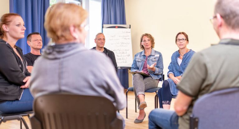 Patienten tauschen sich in der Gruppentherapie Psychosomatik aus