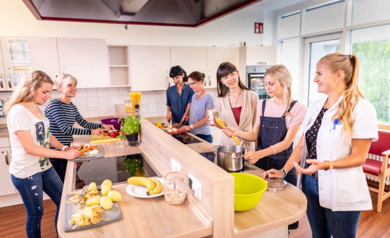 Patienten kochen gemeinsam in der Lehrküche