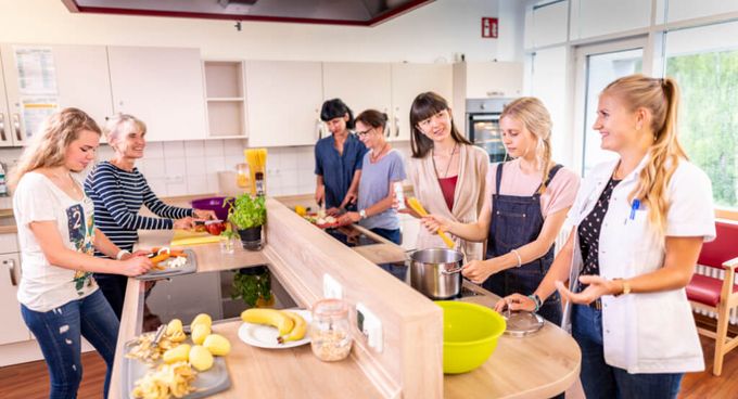 Patienten kochen gemeinsam in der Lehrküche