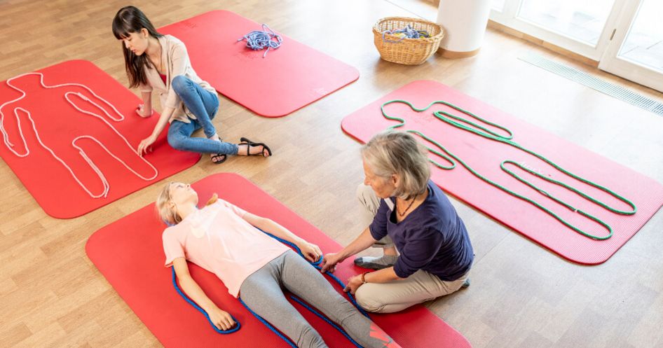 Körperbild-Therapie Junge Patientinnnen bei der Körperbild-Therapie
