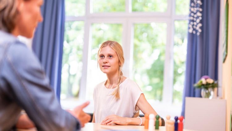 Patienten im Austausch mit Therapeutin bei der Gesprächstherapie